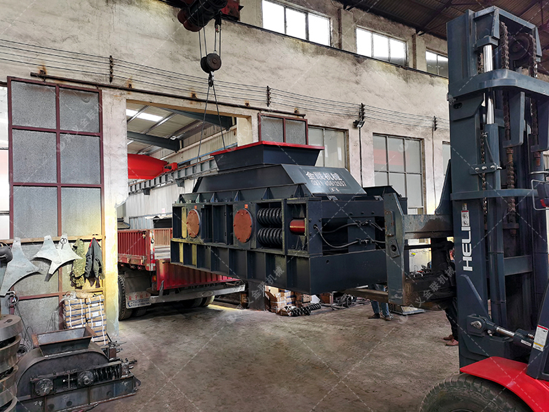 2PG1510型對輥式制砂機 大型制砂機發(fā)往湖北 2PG1510型對輥式制砂機 大型制砂機發(fā)往湖北