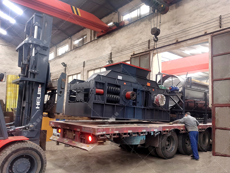 兩臺大型2PG1510鵝卵石破碎機設備發貨圖片