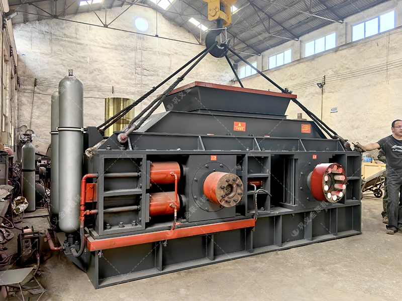 第二臺2PG1500x1000大型液壓對輥破碎機發貨 發往廣東