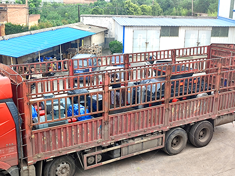 半自動2PG1200x800型液壓對輥破碎機發往四川 半自動2PG1200x800型液壓對輥破碎機發往四川