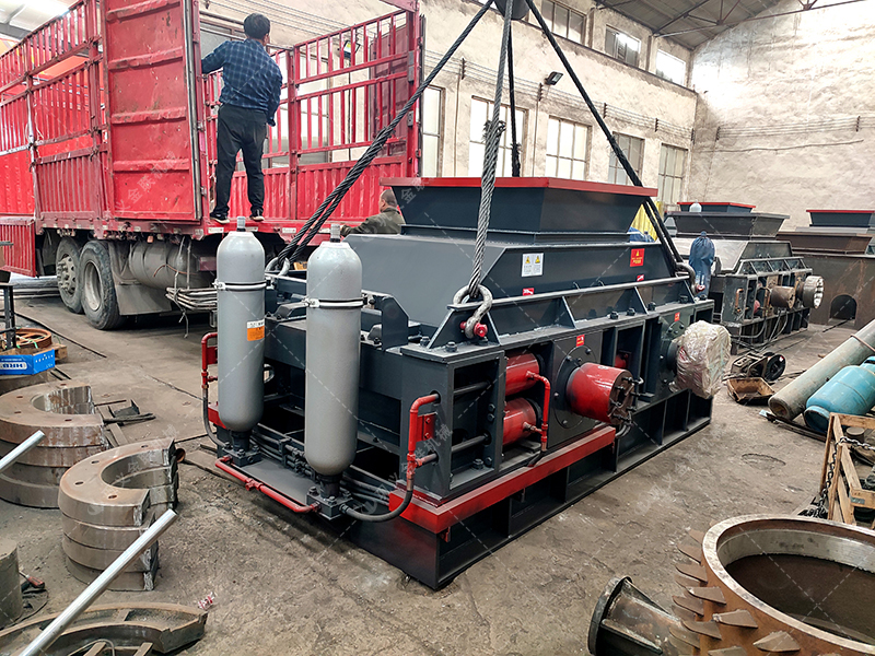 半自動2PG1200x800型液壓對輥破碎機發往四川 半自動2PG1200x800型液壓對輥破碎機發往四川