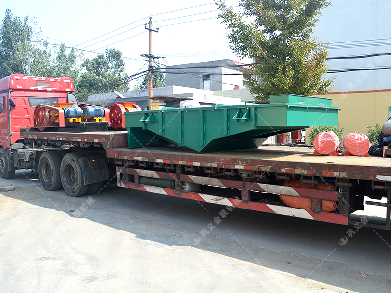 兩臺(tái)小型對(duì)輥破碎機(jī)和直線篩發(fā)貨圖片_發(fā)往江蘇南通_處理硅石 兩臺(tái)小型對(duì)輥破碎機(jī)和直線篩發(fā)貨圖片_發(fā)往江蘇南通_處理硅石