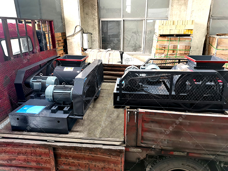 小型對輥機和雙齒輥發(fā)貨圖片_發(fā)往河南登封_破碎保溫陶瓷 小型對輥機和雙齒輥發(fā)貨圖片_發(fā)往河南登封_破碎保溫陶瓷