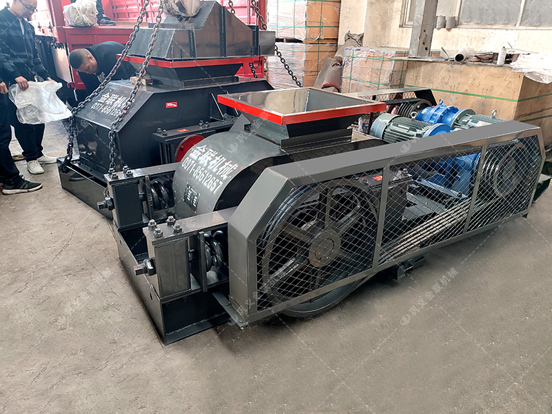 兩臺小型對輥破碎機發貨圖片_發往廣東廣西_破碎石英砂