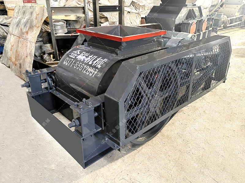 兩臺小型對輥破碎機發貨圖片_發往廣東廣西_破碎石英砂