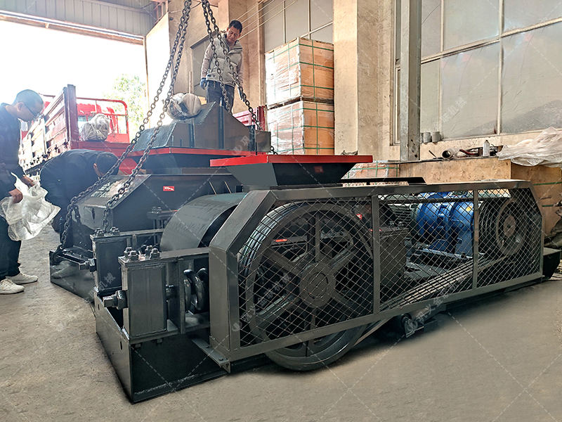 兩臺小型對輥破碎機發貨圖片_發往廣東廣西_破碎石英砂