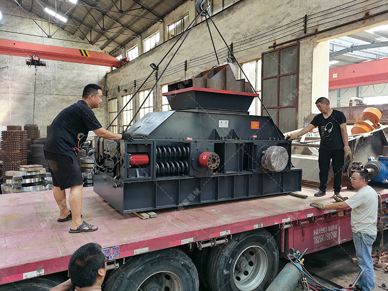 2PG1200X800連軸式對輥破碎機發(fā)貨圖片_發(fā)往四川綿陽_鵝卵石制砂 2PG1200X800連軸式對輥破碎機發(fā)貨圖片_發(fā)往四川綿陽_鵝卵石制砂