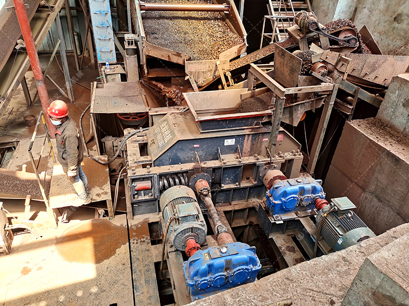 對輥制砂機(jī)從破碎到成品砂的生產(chǎn)過程是什么樣的？